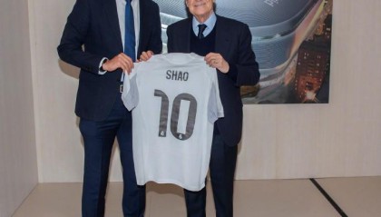 国足主帅邵佳一到访皇马，与弗洛伦蒂诺会面并互赠球衣