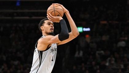 开云APP-上演王者归来！文班受伤后再回归 半场11分6板带队保持领先！