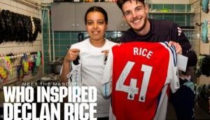 暖男赖斯邀请小球童参观训练中心，并送出签名球衣和战靴