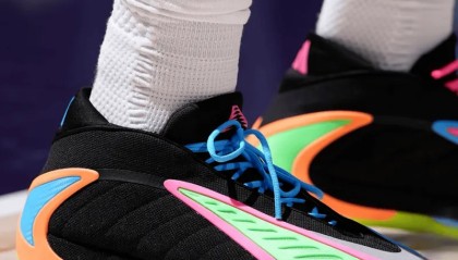 kaiyun-爱德华兹穿着彩色AE2，空砍36分2篮板5助攻1抢断